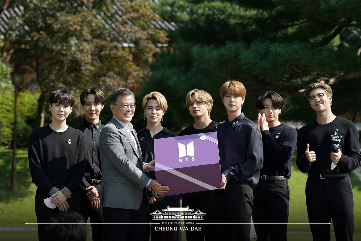Fotografia de BTS junto al presidente de Corea Del Sur,Moon Jae-in