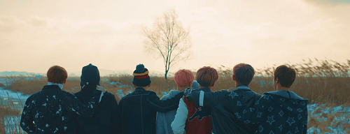 Fotografia de BTS en el MV de su canción Spring Day
